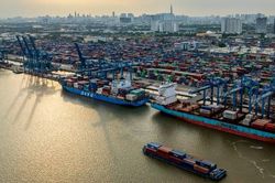Logistics TP.HCM đắt không chỉ vì cước vận chuyển