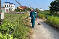 Xã Triệu Sơn đồng loạt ra quân tổng vệ sinh môi trường, khơi thông dòng chảy, khắc phục hậu quả sau mưa lũ
