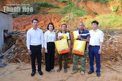 Trao hỗ trợ cho các hộ dân xã Yên Khương có nhà bị sập đổ hoàn toàn do mưa lũ
