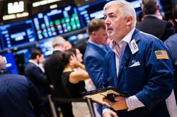 Nasdaq Composite lập kỷ lục nhờ đà tăng của cổ phiếu AI và hạ nhiệt của giá dầu, lợi suất trái phiếu