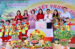 Phó Chủ tịch UBND thành phố Ngô Tân Phượng tặng quà Trung thu tại Trường Mầm non Cảnh Thụy