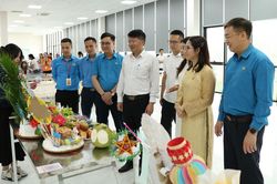 Chương trình "Trăng sáng đoàn viên - Gắn kết yêu thương" tại Lingyi Việt Nam