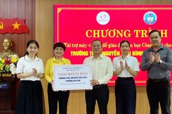 Trao tặng 70 máy vi tính cho học sinh phường Liên Chiểu và phường Hải Vân