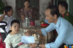Xã Thăng Điền tặng quà Trung thu cho 20 trẻ em khuyết tật