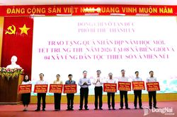 Phó Bí thư Thành ủy Võ Tấn Đức tặng quà trẻ em vùng biên giới