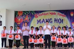 Nhiều phần quà đến với học sinh xã Phước Hà dịp Tết Trung thu