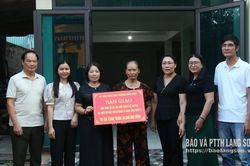 Nghiệm thu công trình sửa chữa nhà cho hộ nghèo ở Đông Kinh