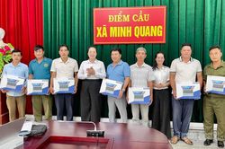 Minh Quang bàn giao 17 máy tính xách tay phục vụ chuyển đổi số tại cơ sở