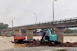Dự báo lũ về sớm, Khánh Hòa khẩn trương tháo dỡ đập ngăn mặn tạm trên sông Cái Nha Trang