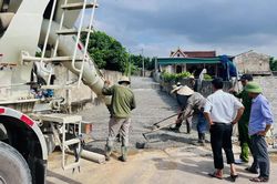 Hà Tĩnh: 15 hộ dân đồng lòng góp sức làm mới đường giao thông