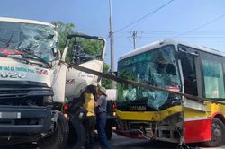 Hà Nội: Xe buýt tông xe chở rác ở Trung Giã, một tài xế mắc kẹt trong cabin