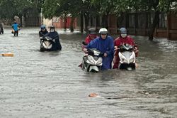 Đồng Nai: Mưa lớn từ chiều đến tối, người dân bì bõm lội nước về nhà