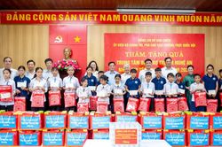 Ph&oacute; Chủ tịch Thường trực Quốc hội Đỗ Văn Chiến trao qu&agrave; Trung thu tặng thiếu nhi tại Nghệ An