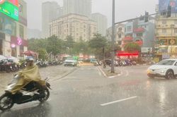 Mưa lớn mở rộng ở miền Trung và Nam Bộ, có nơi trên 200mm