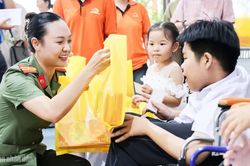 Công an Cần Thơ mang Tết Trung thu đến với trẻ em khó khăn