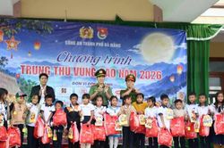 Mang Trung thu yêu thương đến với trẻ mồ côi, học sinh vùng biên giới, miền núi