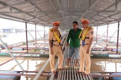 Bảo đảm an toàn bến phà, bè nuôi cá mùa mưa lũ