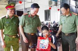 Mang 'Trung thu yêu thương' đến với con cán bộ chiến sĩ có hoàn cảnh đặc biệt