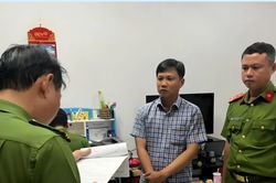 Bắt tạm giam đăng kiểm viên nhận hối lộ