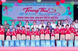 Bí thư Thành ủy Hà Nội tặng quà cho học sinh có hoàn cảnh khó khăn