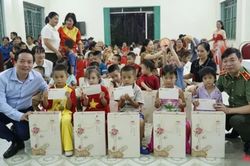 Chủ tịch UBND tỉnh Lê Hải Hòa tham dự 'Vui Tết Trung thu' tại Cơ sở Giáo dục trẻ khuyết tật tỉnh