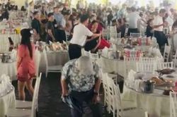 Nước ngập sâu sau 6 giờ mưa lớn, thế nhưng cảnh tượng bên trong đám cưới đặc biệt này lại khiến nhiều người xúc động
