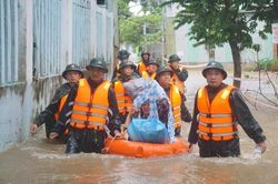 Chủ động ứng ph&oacute; mưa lũ, bảo đảm an to&agrave;n t&iacute;nh mạng, t&agrave;i sản của người d&acirc;n