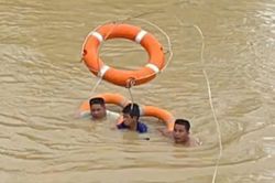 Ghe lật giữa sông ở Đắk Lắk, thiếu niên 14 tuổi bám bụi tre chờ ứng cứu