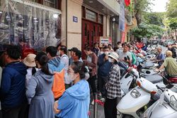 Đi hàng chục km, xếp hàng 3 tiếng chờ mua bánh trung thu truyền thống ở Hà Nội