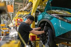 Rào cản 'Made in Europe' thách thức ngành ô tô Anh
