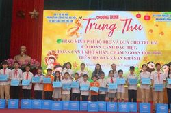 Trẻ em hoàn cảnh khó khăn tại xã An Khánh vui đón Tết Trung thu