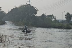 Cận cảnh đường gom Đại lộ Thăng Long ngập sâu gần 1m, xe đi qua chết máy
