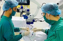 Tìm lại ánh sáng cho cậu bé 13 tuổi mắc bệnh mắt bẩm sinh, biến chứng nặng