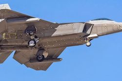 Tiêm kích F-22 Raptor Mỹ xuất hiện với cấu hình 'thợ săn tàng hình'