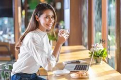 Vì sao Gen Z thích biến quán cà phê thành 'điểm tạm trú thứ ba'?
