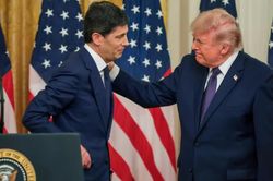 Cách Chủ tịch Fed Kevin Warsh giữ quan hệ với Tổng thống Trump sau quyết định tăng lãi suất