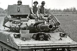 Xe tăng hạng nhẹ M551 Sheridan đối phó địa hình rừng nhiệt đới ra sao?