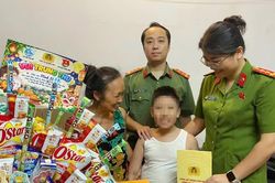 Mâm cỗ Trung thu và niềm vui của cậu bé mồ côi với món quà đặc biệt...