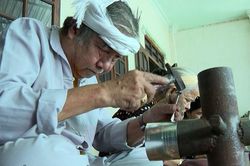Giữ nghề chạm bạc, giữ nét văn hóa Chăm