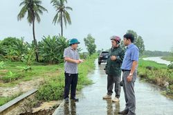 Khánh Hòa: Bí thư xã Phước Hậu kiểm tra điểm xung yếu, chỉ đạo ứng phó lũ quét