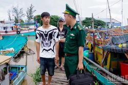 Bộ đội Biên phòng Cần Thơ tiếp nhận 5 ngư dân gặp nạn trên biển