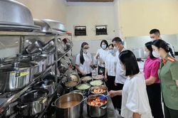 Tuyên Quang tăng cường kiểm soát an toàn thực phẩm tại bếp ăn trường học