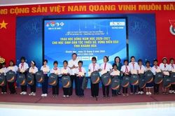 Khánh Hòa: Trao học bổng cho học sinh dân tộc thiểu số và vùng biển đảo