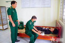 Bộ đội Biên phòng TP Cần Thơ tiếp nhận 5 ngư dân gặp nạn trên biển