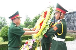 Bộ CHQS tỉnh Quảng Ngãi: Dâng hoa, dâng hương tại các 'địa chỉ đỏ'
