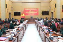 Thượng tướng Nguyễn Văn Gấu kiểm tra kết quả thực hiện Chiến dịch 500 ngày đêm tại Quân khu 5