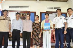 Hải đoàn 21 (Vùng Cảnh sát biển 2) trao tiền hỗ trợ tặng học sinh có hoàn cảnh đặc biệt khó khăn