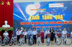 Trao quà cho trẻ em có hoàn cảnh khó khăn