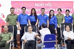 Hàng trăm người hiến máu, gửi 'món quà' đặc biệt trước Trung Thu