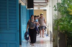 Phụ huynh phải cõng con vào lớp do sân trường ngập sâu